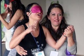 groupe riant ensemble sans paroles lors d’une séance de rire bien-être