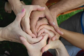 Le Rire Bien-Être est une manière d’accompagner où le rire devient une respiration du vivant.