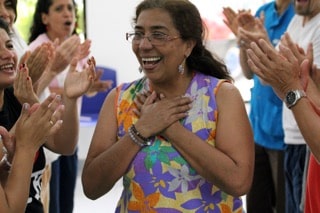 Participants riant ensemble et découvrant les bienfaits du rire en séance de Rire Bien-Être