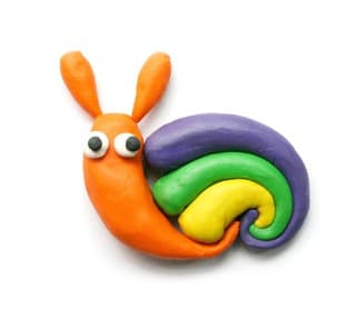 Escargot coloré en pâte à modeler, symbole de lenteur joyeuse, de vitalité et de douceur retrouvée.