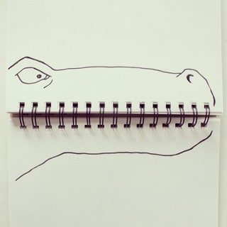 Dessin minimaliste d’un crocodile formé par deux pages d’un carnet, illustrant l’humour bienveillant et le décalage du regard.
