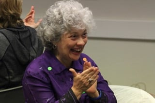 Participants synchronisant des claquements de mains et des respirations dans une ambiance joyeuse