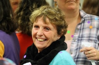 groupe riant ensemble dans une activité ludique de rire bien-être, mouvements libres et joie spontanée partagée