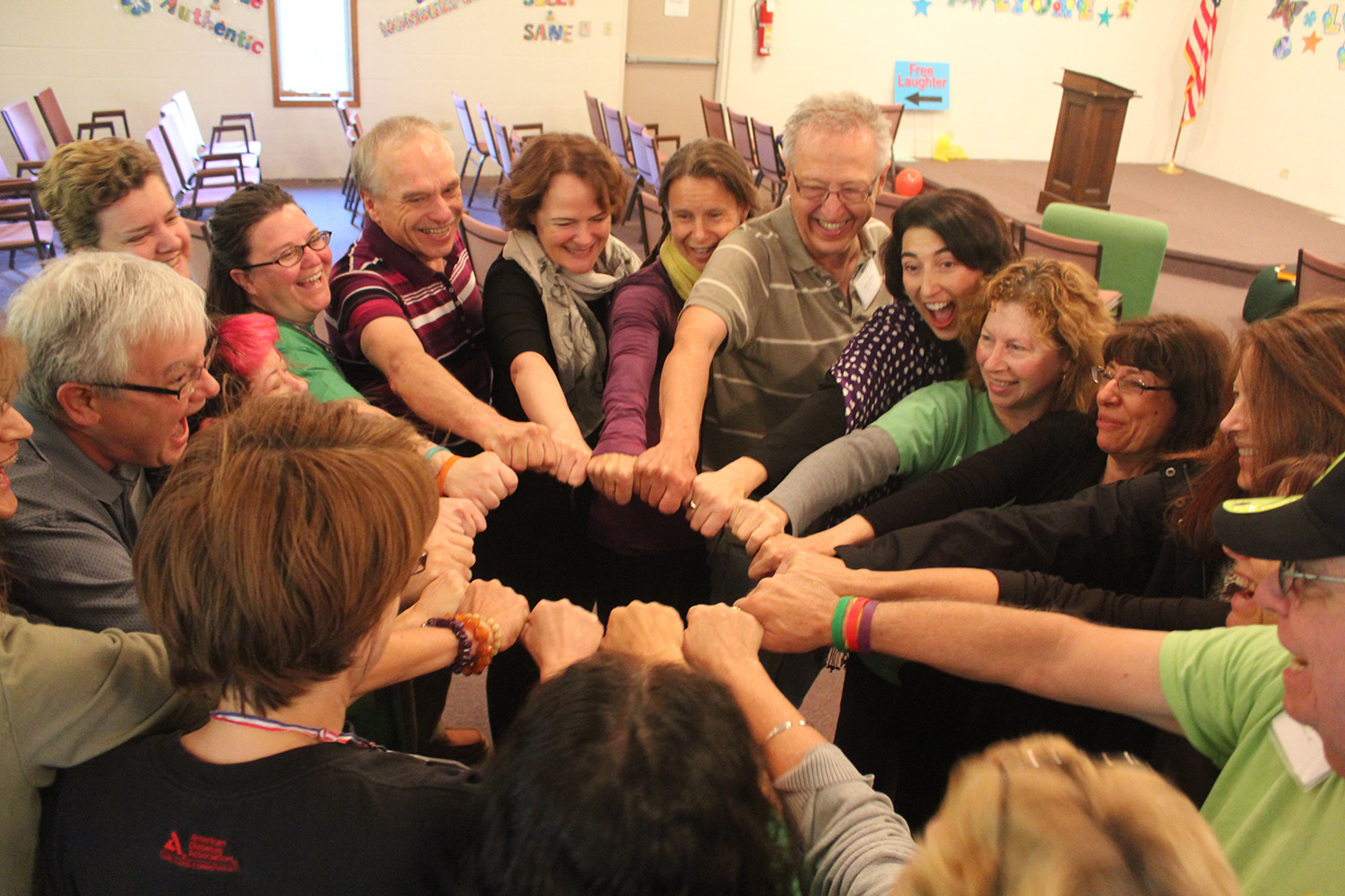 Immergez-vous dans le Rire Bien-être (Laughter Wellness), une pédagogie joyeuse et en profondeur qui enseigne comment créer et entretenir les énergies positives et l’optimisme conscient dans la vie de tous les jours, à la maison comme au travail.