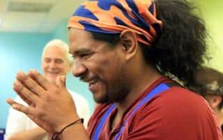 groupe de personnes pratiquant le rire intentionnel avec mouvement et respiration consciente