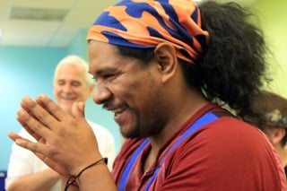 groupe de personnes pratiquant le rire intentionnel avec mouvement et respiration consciente