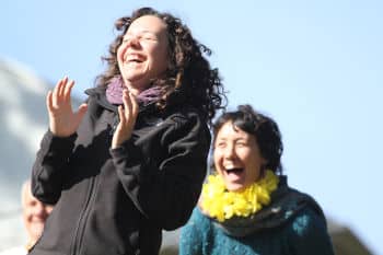 groupe de personnes riant ensemble lors d’une séance de rire bien-être