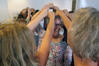 groupe riant ensemble lors d’une séance de Rire Bien-Être, symbolisant le rire conscient et intentionnel